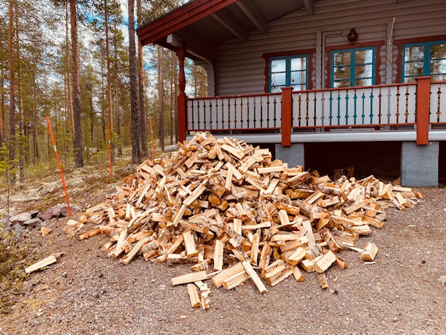 Ved i hög framför hus